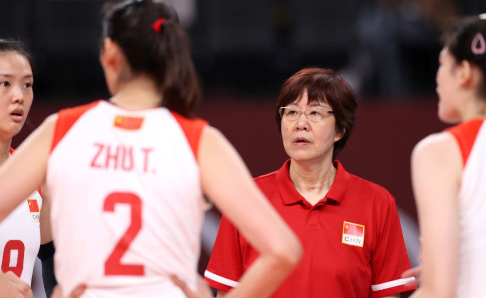 美女把尿口扒开给男生舔